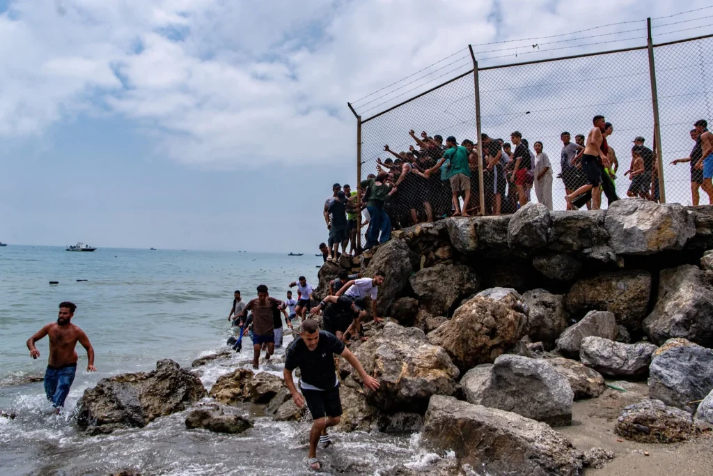 Photo: Antonio Sempere Associated Press Des migrants traversant la frontière à partir du Maroc pour rejoindre l’enclave espagnole de Ceuta, jeudi.